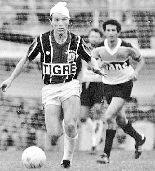 Nardela marcou um gol e conquistou t&iacute;tulo ap&oacute;s precisar de atendimento e voltar ao campo com a cabe&ccedil;a enfaixada – Foto: Arquivo hist&oacute;rico