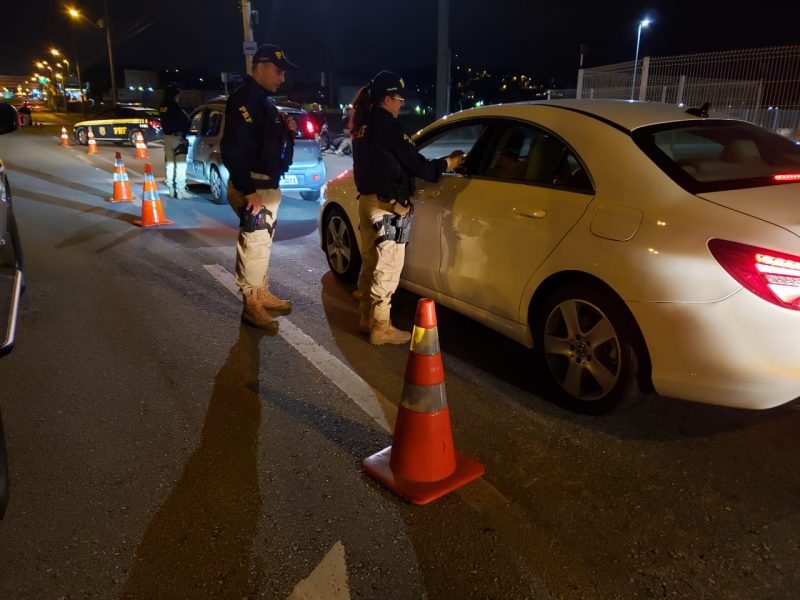 Fiscaliza&ccedil;&otilde;es s&atilde;o uma das alternativas para orientar motoristas e evitar acidentes – Foto: PRF/Divulga&ccedil;&atilde;o/ND