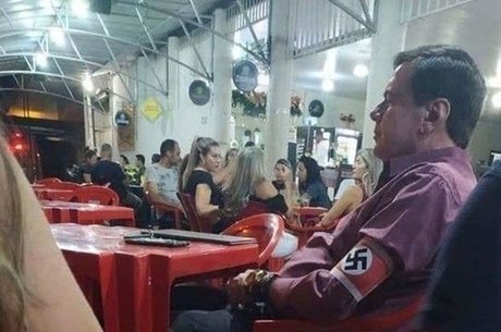 Homem usou su&aacute;stica no bra&ccedil;o em bar de Una&iacute; (MG)