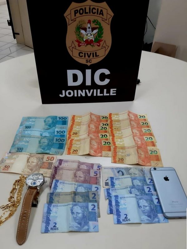 Polícia aprendeu cerca de R$ 500 com o suspeito &#8211; Foto: Polícia Civil