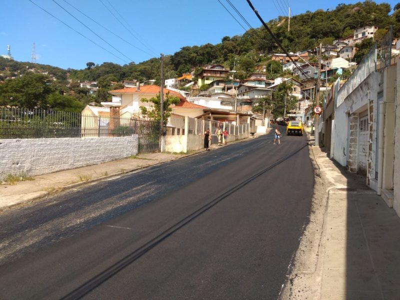 Rua General Vieira da Rosa, no maciço do Morro da Cruz, recebe serviços de adequação e restauração – PMF/Divulgação/ND
