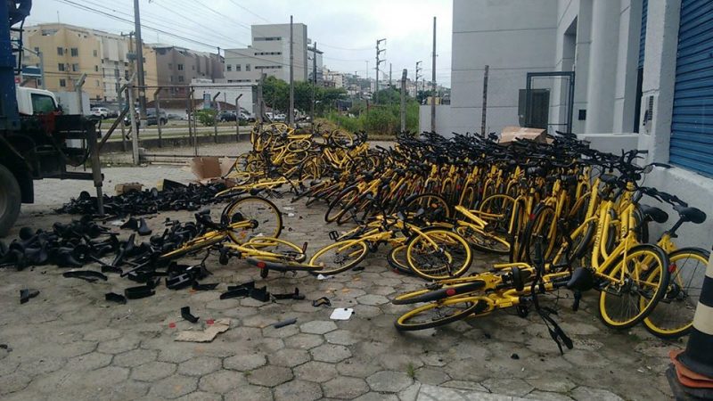 Equipamentos sendo levados para o lixo provocou discussão nas redes sociais – Foto: Reprodução/ Redes Sociais