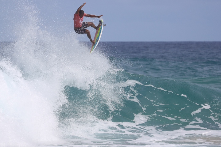 Wesley Dantas arriscou os a&eacute;reos. Foto: Smorigo/WSL