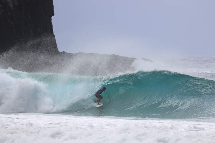 Paulista Marcos Correia pegou esse tubo na Cacimba do Padre. Foto: Smorigo/WSL/ND&nbsp;