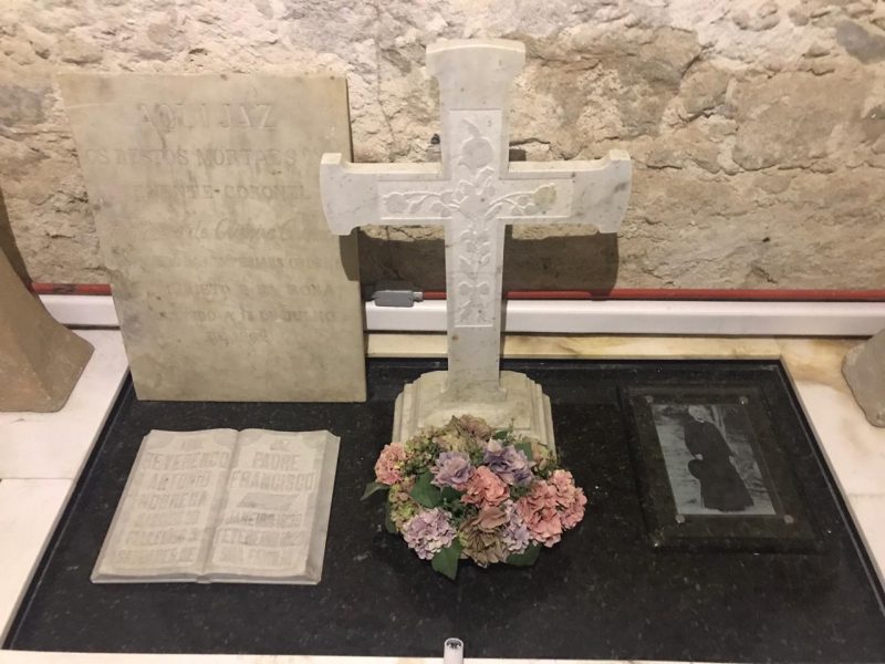 Padres eram enterrados no interior da igreja – Foto: Luana Amorim/ND