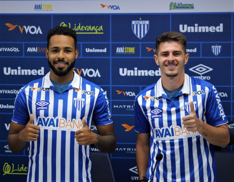 Vinícius Jaú [à esq.] e Leonan, apresentados no Avaí &#8211; Foto: André Palma Ribeiro/Avaí FC