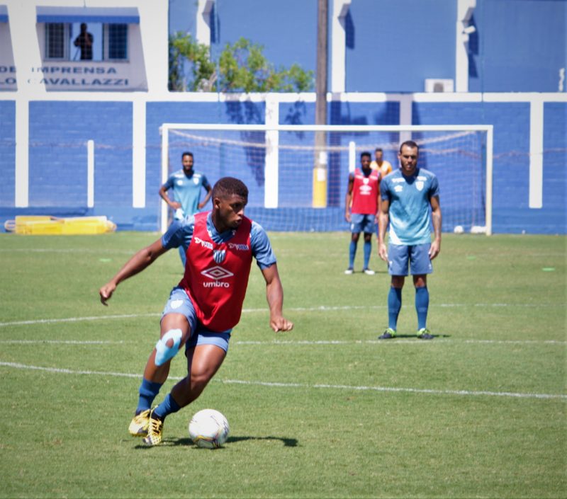 Jonathan, centroavante, deve ser confirmado no comando do ataque – Foto: André Palma Ribeiro/Avaí FC