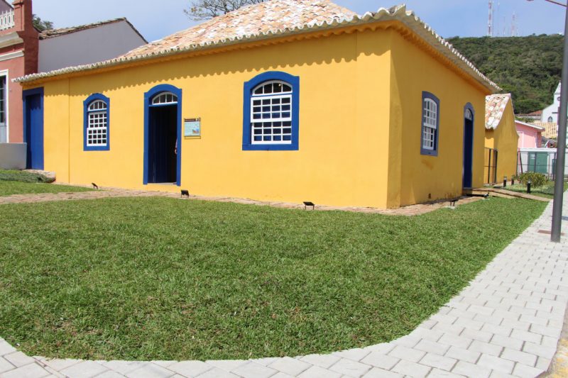Casa típica colonial luso brasileira de 1711 onde estão expostos painéis com a saga de Anita Garibaldi, em Laguna – Foto: Fundação Lagunense de Cultura/Divulgação