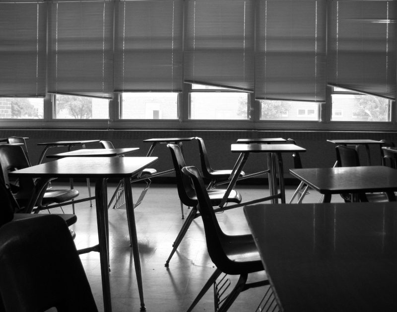 sala de aula representando onde o aluno levou veneno para formigas