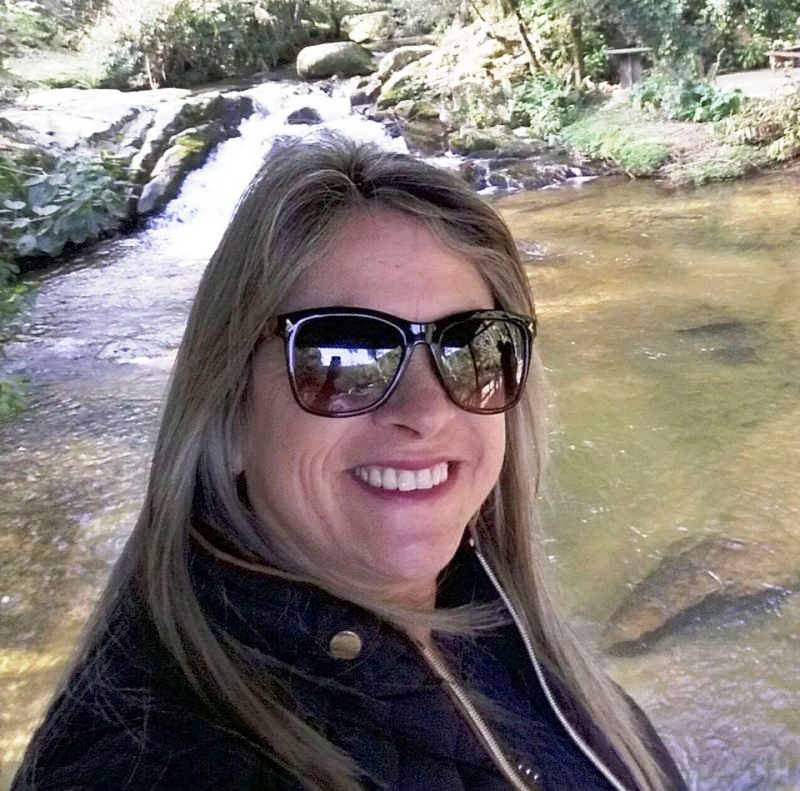 Elenir de Siqueira Font&atilde;o tinha 49 anos e foi morta na escola onde trabalhava como diretora – Foto: Reprodu&ccedil;&atilde;o/Facebook/ND