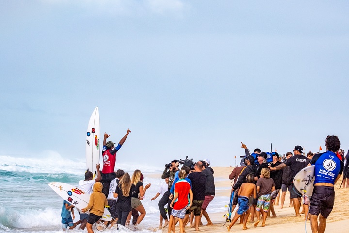Festa para Wiggolly Dantas em Pipelina. Foto: Keoki Saguibo/ND