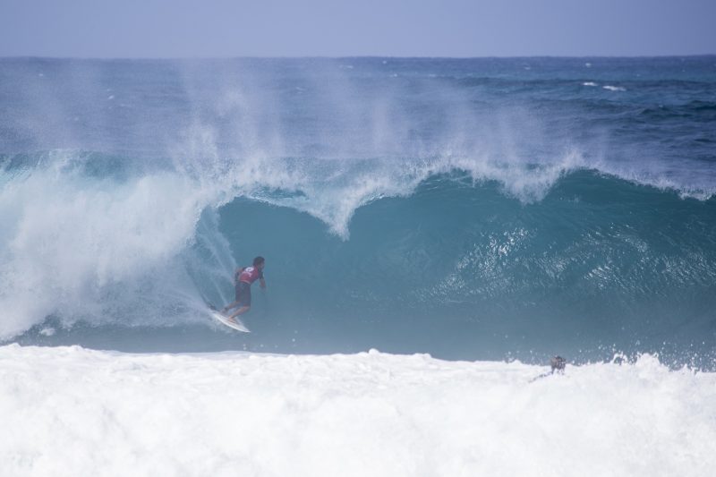 Yago Dora ficou com o terceiro lugar no evento de Pipeline. Foto: Tony Heff/WSL via Getty Images/ND