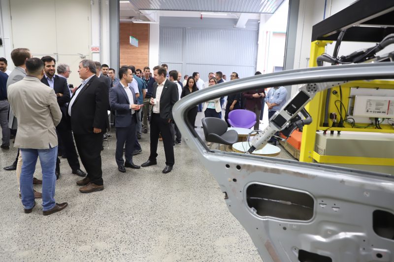 Rob&ocirc; pode ser adaptado a diferentes aplica&ccedil;&otilde;es, como pintura, montagem de sistemas complexos, soldagem e inspe&ccedil;&atilde;o de m&aacute;quinas – Foto: Marcelo Kupicki/Divulga&ccedil;&atilde;o ND