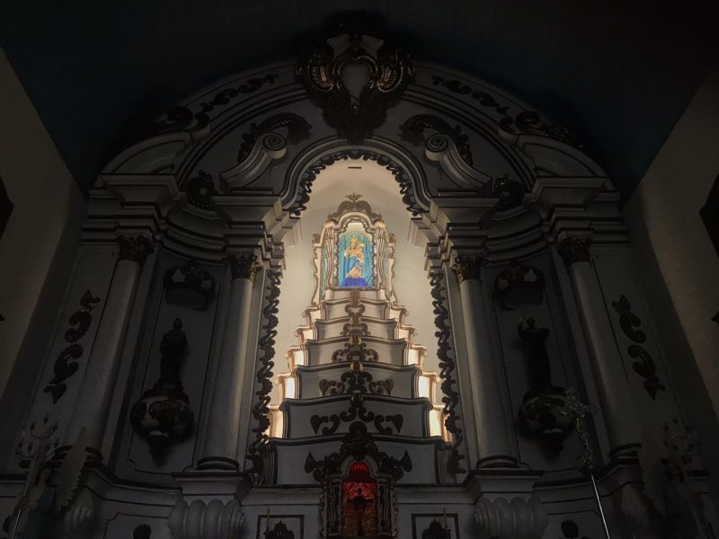 Imagem vinda com os espanh&oacute;is ganha lugar de destaque na Igreja – Foto: Luana Amorim/ND