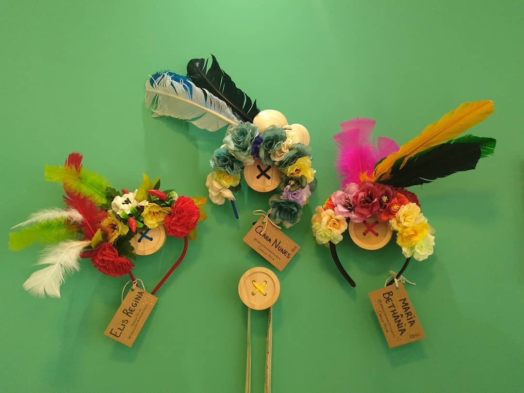 Elis Regina tem flores vermelhas, amarelas e verdes, além de plumas nas mesmas cores. Clara Nunes tem tons azuis e Maria Bethânia um colorido rosa, laranja e verde. - Reprodução/Instagram