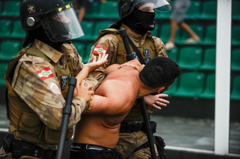 Torcedor do Figueirense &eacute; levado por policiais ap&oacute;s confus&atilde;o no cl&aacute;ssico contra o Ava&iacute; – Foto: Arquivo/EDUARDO VALENTE/FRAMEPHOTO/FRAMEPHOTO/ESTAD&Atilde;O CONTE&Uacute;DO/ND