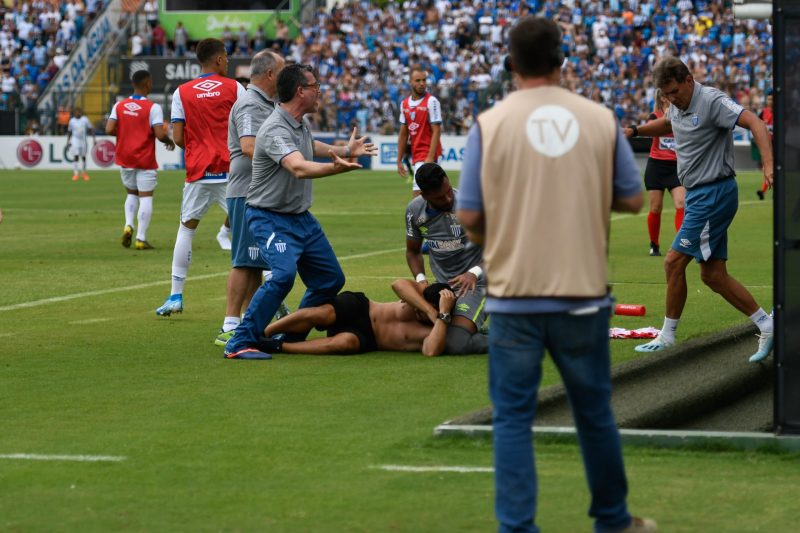 O goleiro reserva do Le&atilde;o, Gledson, conteve o torcedor e deu uma esp&eacute;cie de ippon no homem, que caiu no ch&atilde;o. – Foto: Arquivo/ESTAD&Atilde;O CONTE&Uacute;DO/ND