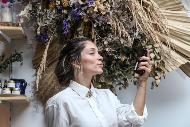 Cristina Nunes come&ccedil;ou criando f&oacute;rmulas para si e as amigas e hoje faz sucesso com a Sathya.Co – Foto: Anderson Coelho/ND