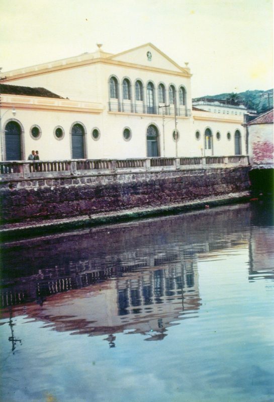 Prédio da Alfândega situado ao lado do Mercado Público, antes do aterro da Baía Sul – Foto: Edifícios cor 4103