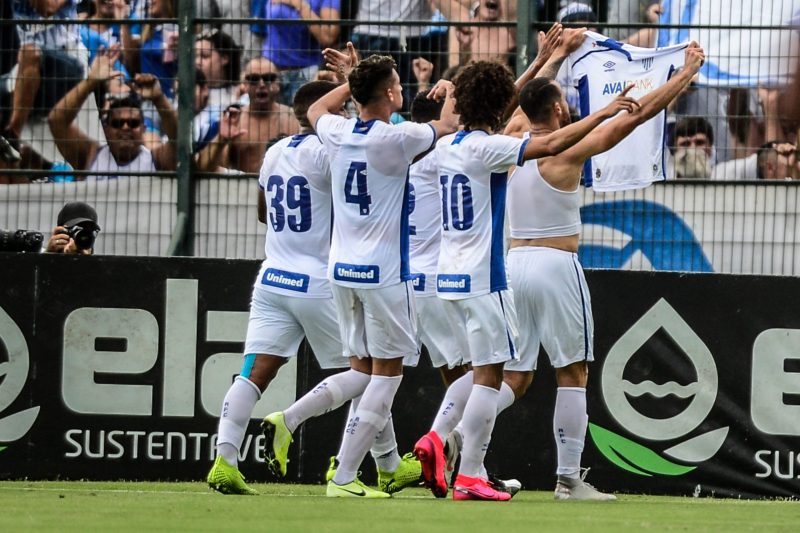 <strong>FEVEREIRO</strong>: Com boa atuação o Leão começa o mês batendo o rival Figueirense dentro do Orlando Scarpelli. No entanto, as oscilações continuaram com o time patinando dentro do estádio da Ressacada e perdendo para o Criciúma uma semana depois. A gota d’água foi a eliminação precoce na milionária Copa do Brasil, ainda na primeira fase, dianta da Ferroviária. A derrota custou o cargo ao português Augusto Inácio, que teve passagem meteórica pela casamata Azurra, durante apenas sete jogos, com pouco mais de 33% de aproveitamento. Após a demissão de Inácio, o Avaí foi atrás de Rodrigo Santana, ex-Atlético Mineiro. – Foto: ESTADÃO CONTEÚDO/ND