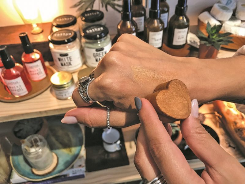 Barrinha iluminadora da marca Sathya.Co substitui o gliter, que &eacute; altamente poluente – Foto: Anderson Coelho/ND