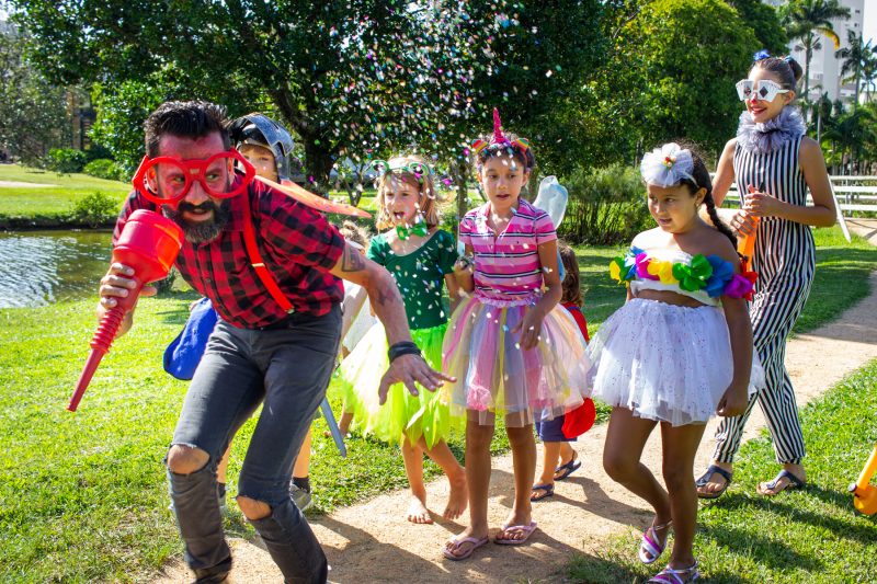 Jean Mafra, de ‘mosquito” e as crian&ccedil;as, no clipe – Foto: VOLO FILMES/DIVULGA&Ccedil;&Atilde;O/ND