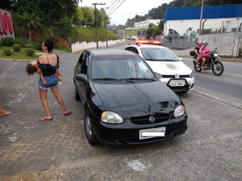Mulher de 32 anos foi levada &agrave; Central de Pol&iacute;cia – Foto: Guarda de Tr&acirc;nsito de Blumenau