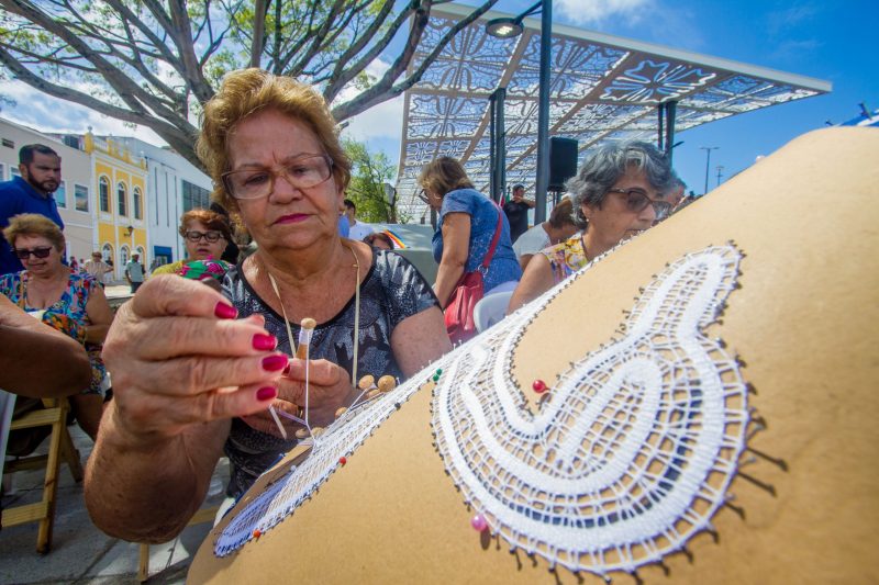 A Dona Didi, que ainda faz renda de bilro, também estava presente no dia da inauguração da estrutura