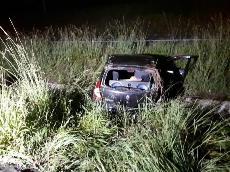 Vítima fatal foi arremessada do carro após capotamento na BR-470 – Foto: Divulgação/ND