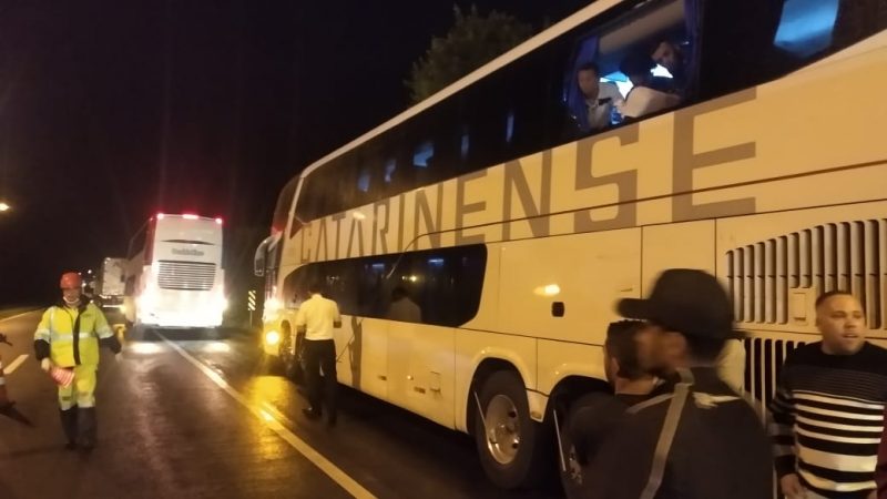 Ônibus da empresa Catarinense foi assaltado na BR-116 &#8211; Foto: Divulgação/ND