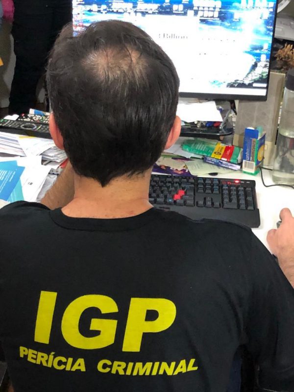 Agentes do IGP fazem perícia inicial em computadores Foto: IGP/Divulgação/ND