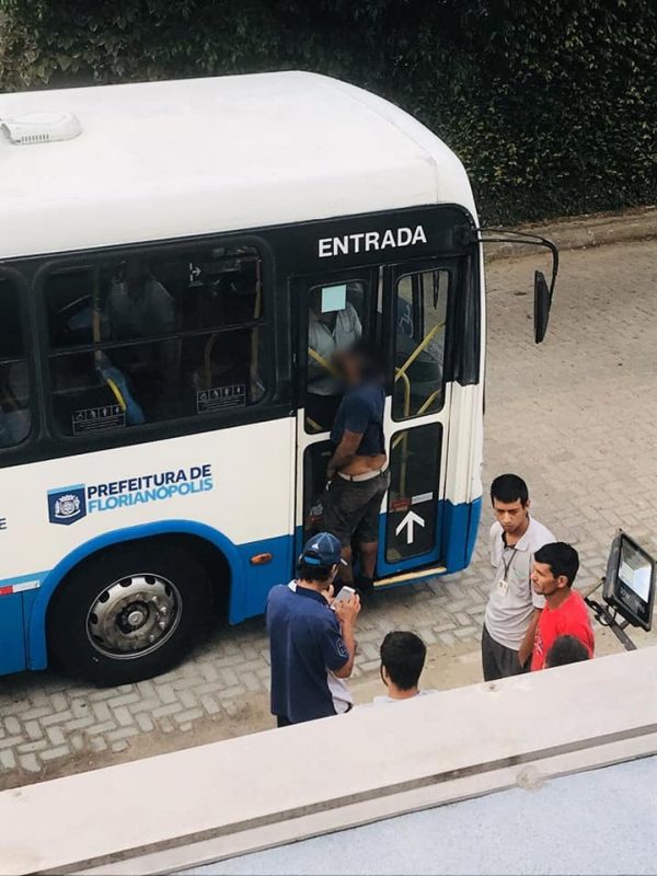 Homem ficou com o bra&ccedil;o preso no ve&iacute;culo at&eacute; a Pol&iacute;cia Militar chegar no local – Foto: Reprodu&ccedil;&atilde;o Facebook S&atilde;o Jos&eacute; Meio Grau