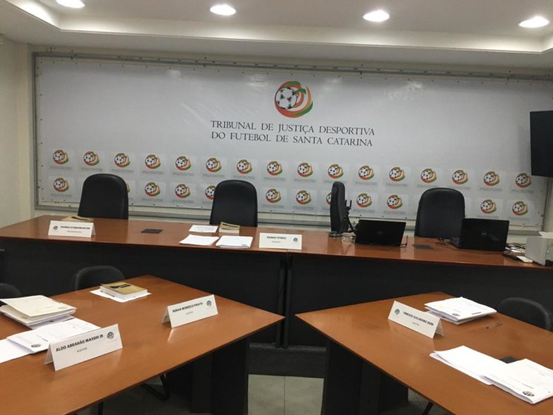 Julgamento no TJD-SC. Ao menos era assim que era postada a comissão disciplinar em outros tempos, antes da pandemia. Dessa vez será tudo de maneira online. – Foto: Diogo de Souza/ND