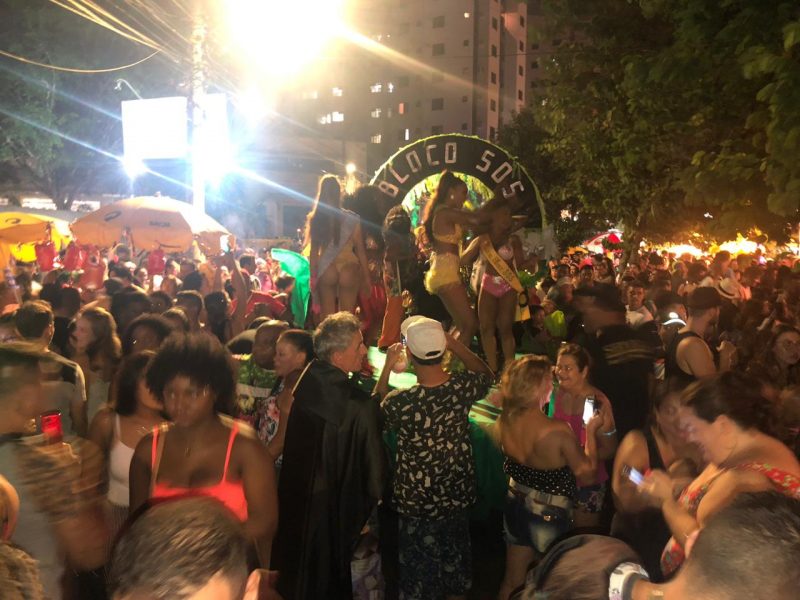 Multid&atilde;o acompanha o Enterro da Tristeza – Foto: Fl&aacute;vio Tin/Arquivo/ND