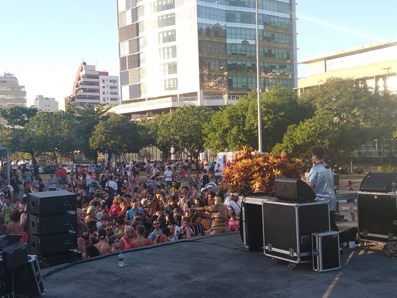 “Bateu”, bloco alternativo de m&uacute;sica eletr&ocirc;nica – Foto: Lorenzo Dornelles/ND