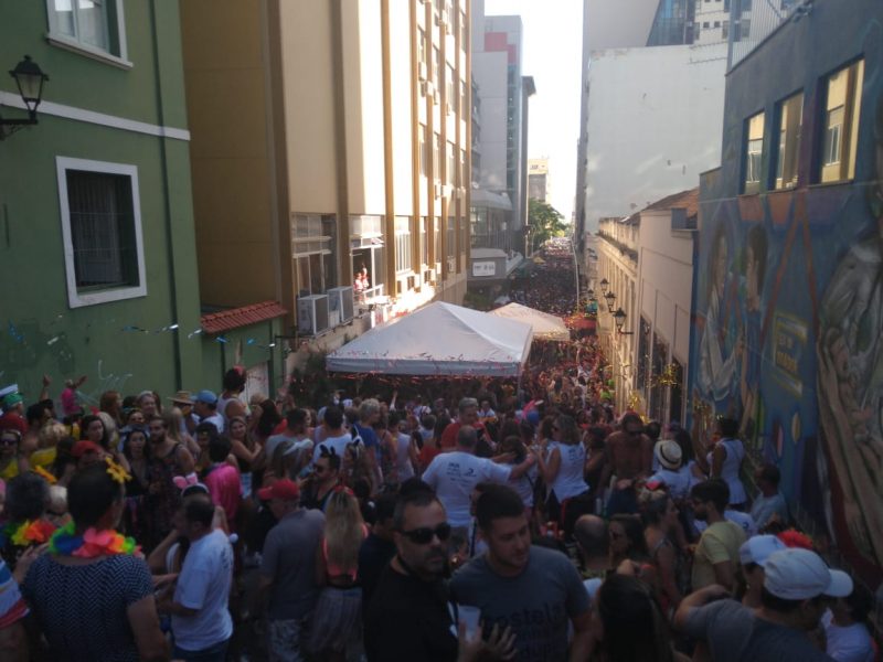 Bloco Pauta Que Pariu reuniu grande n&uacute;mero de pessoas – Foto: Lorenzo Dornelles/ND