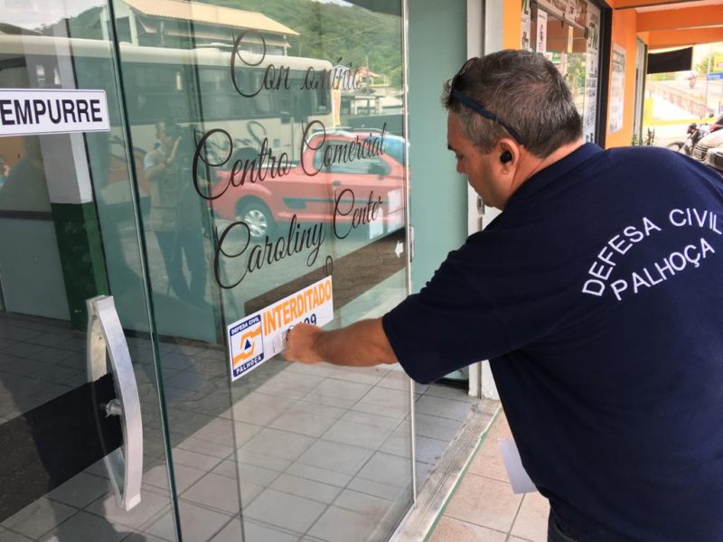 Pr&eacute;dio foi interditado por causa do risco de desabamento – Foto: Eduardo Cristof&oacute;li/ND