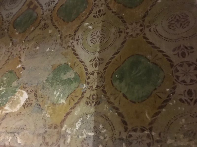 Ainda h&aacute; no interior da igreja resqu&iacute;cios do revestimento original – Foto: Luana Amorim/ND