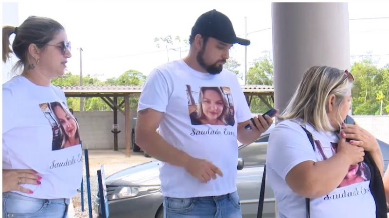 arentes da empresária Cátia Regina chegaram ao Fórum uma hora antes da audiência clamando justiça