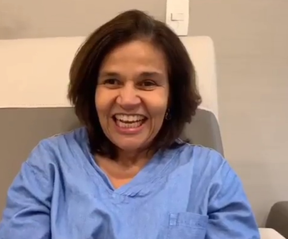 A atriz Claudia Rodrigues &eacute; um caso bastante divulgado de esclerose m&uacute;ltipla. Essa est&aacute; provavelmente ligada ao v&iacute;rus Epstein-Barr, de acordo com relatos m&eacute;dicos. No in&iacute;cio do ano, um estudo&nbsp;da Universidade Harvard resultou em dados significativos dessa rela&ccedil;&atilde;o. A an&aacute;lise levou em conta dados de&nbsp;10 milh&otilde;es de militares e mostrou que praticamente todos os casos de esclerose aconteceram ap&oacute;s uma infec&ccedil;&atilde;o pelo v&iacute;rus – Foto: Reprodu&ccedil;&atilde;o/Instagram/ND