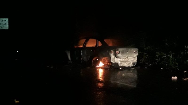 Carro ficou totalmente destruído pelas chamas &#8211; Foto: PMRv/Divulgação/ND