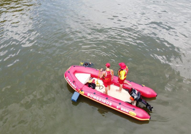 Homem foi resgatado por guarda-vidas que estavam no local – Foto: Corpo de Bombeiros/Divulga&ccedil;&atilde;o/ND