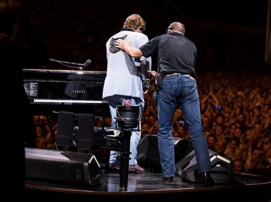 Cantor Elton John deixou o palco durante o show &#8211; Foto: Reprodução/Instagram