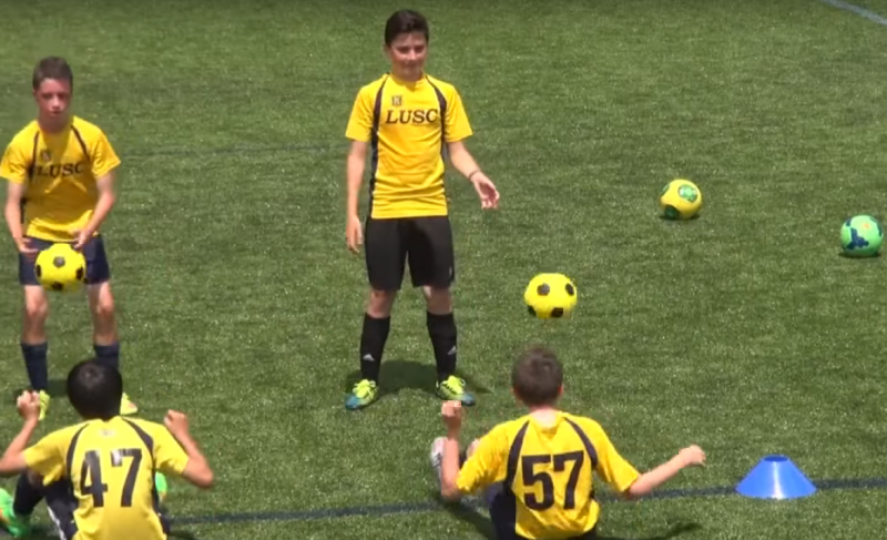 Treinamento De Futebol Para Crianças. Sessão De Treinamento De