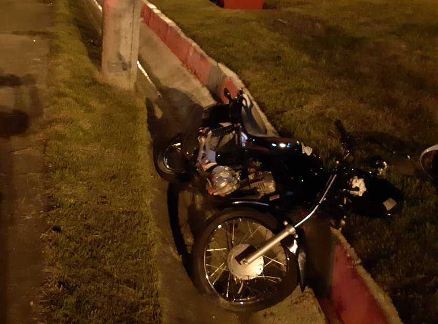 Jovem de 21 anos morre após bater moto contra poste em Mafra
