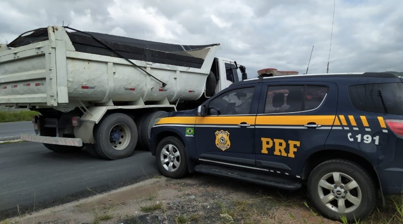 Polícia flagra caminhão com 10 toneladas de carga além do permitido