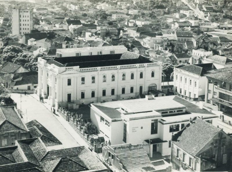 Pr&eacute;dio onde fica o Mesc e, ao lado, Escola Antonieta de Barros – Foto: FCC/Divulga&ccedil;&atilde;o/ND