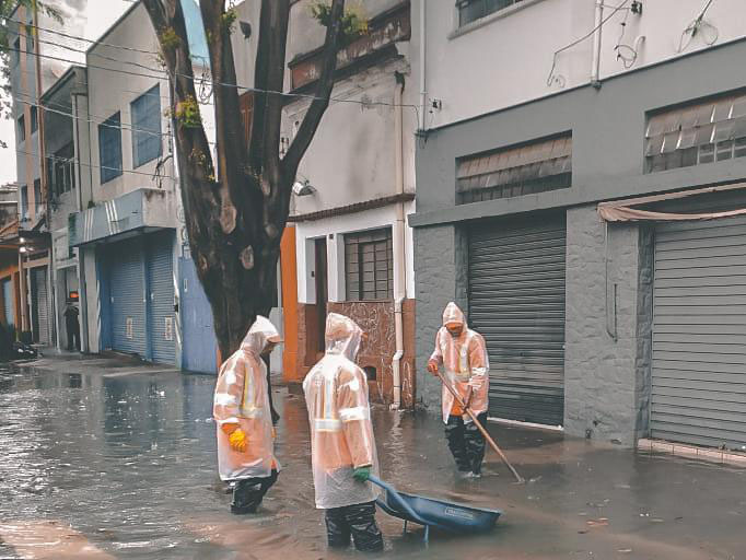 Equipes de limpeza urbana intensificaram os servi&ccedil;os de varri&ccedil;&atilde;o, coleta, limpeza de bueiro e boca de lobo para ajudar a minimizar o efeito das fortes chuvas em S&atilde;o Paulo – Foto: Fotos P&uacute;blicas/Divulga&ccedil;&atilde;o/ND