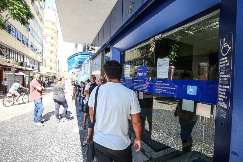 Benefici&aacute;rio deve comparecer presencialmente em uma ag&ecirc;ncia do banco onde recebe o pagamento – Foto: Anderson Coelho/ND