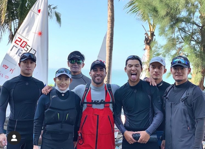 Bruno com a equipe chinesa ap&oacute;s os 45 dias de quarentena na China. Foto: Instagram @brunofontesoficial
